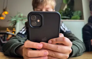 TikTok promueve nuevas estrategias de ciberseguridad y educación digital para prevenir fraudes en línea entre adolescentes y familias. FOTO GETTY