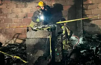 Personal del Cuerpo de Bomberos de Medellín apagaron las llamas y ayudaron en la recuperación del cadáver de la víctima de esta emergencia. FOTO: CORTESÍA