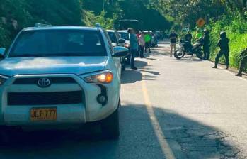 En el sector de puente Gabino, en el corregimiento Porce de Santo Domingo, las autoridades interceptaron las siete camionetas de la UNP. Estuvieron paradas nueve horas. FOTO Cortesía