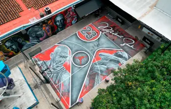La cancha tiene todo su decoración con un arte alusivo a Michael Jordan y el baloncesto de la NBA. FOTOS CORTESÍA