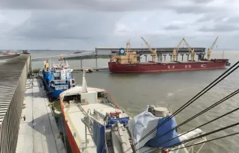 Hasta cuatro embarcaciones espera atender de manera simultánea Cementos Argos en su terminal portuaria de Cartagena, tanto en operaciones de exportación como de importación. FOTO cortesía Cementos Argos