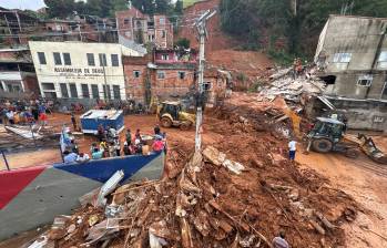 Rescatistas trabajan entre escombros y calles inundadas en Juiz de Fora, estado de Minas Gerais, tras las lluvias récord que provocaron deslizamientos y el desborde del río Paraibuna. FOTO: AFP. 