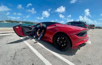 El humorista Ómar Alejandro Leyva, conocido como Piter Albeiro, está radicado hace años en Miami y tiene una empresa de carros de lujo. FOTO: TOMADA DEL X DE @PITERALBEIRO