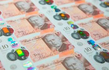 Los billetes con la efigie de Isabel II seguirán siendo válidos y los nuevos se irán cambiando progresivamente. Foto: AFP.