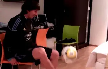 Imagen tomada del video que Jonás Gutiérrez compartió en redes sociales, donde se ve a Messi durante la concentración del Mundial de 2010.. FOTO VIDEO JONAS GUTIÉRREZ