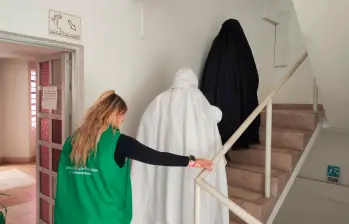 Los funcionarios de Migración Colombia avanzan en las labores para establecer si los menores que estaban en poder de esta secta eran víctimas de trata de personas y secuestro. FOTO: CORTESÍA MIGRACIÓN COLOMBIA