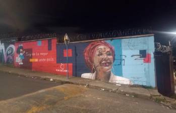 Con esvásticas mal hechas en su rostro, así amaneció esta semana el mural de Piedad Córdoba. FOTO: CORTESÍA