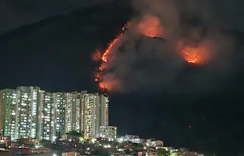El incendio en el Cerro Quitasol continúo activo durante la noche y se ha extendido cada vez más. Foto: EL COLOMBIANO.