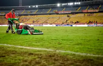 El estadio Nemesio Camacho El Campín, en Bogotá, está en el centro de la controversia por el estado de su gramilla y la denuncia sobre los recursos que BTS habría destinado a su mantenimiento tras sus conciertos. FOTO COLPRENSA