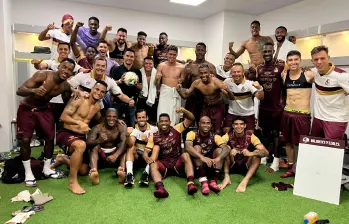 Con una fecha de anticipación, Tolima logró su quinta final de Liga colombiana en cinco años. En la foto, los jugadores con los balones en respuesta a las declaraciones de Leonel Álvarez. FOTO @Futbolfpc