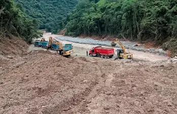 Invías señaló que mientras el clima lo permita la maquinaria amarilla avanzará para restablecer la vía. FOTO: CORTESÍA