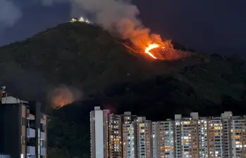 La temporada seca ha propiciado que los incendios forestales se propaguen más rápido y afecten áreas más grandes en la ciudad. FOTO Manuel Saldarriaga