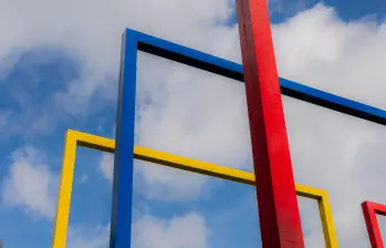 La escultura Pórticos, del maestro Hugo Zapata, fue restaurada tras más de dos décadas sin intervención y volvió a lucir sus colores originales en la vía de acceso al aeropuerto José María Córdova. FOTO cortesía