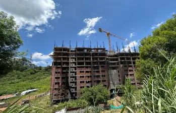 En este lote, en los límites de Medellín e Itagüí, Acierto Inmobiliario ofreció dos proyectos: Flora y San José Natura. Ambos terminaron abandonados y con pocos avances. FOTO: CORTESÍA DUMED ABOGADOS
