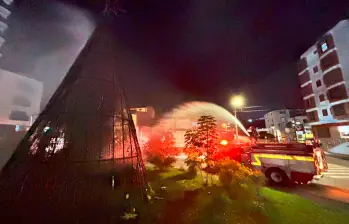 El grinch de Guarne: un hombre, aparentemente borracho, orinó y le prendió fuego al árbol de Navidad