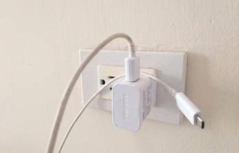 Después de dos años de estudio, la conclusión es que no hay mucha diferencia entre la carga rápida o lenta, el deterioro de la batería es muy similar. Foto EL COLOMBIANO. 