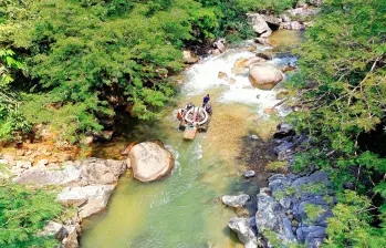 Se ha documentado al menos la presencia de 25 dragas sobre la cuenca del río Calderas. FOTO: CORTESÍA