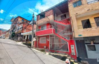En el tercer piso de esta vivienda del barrio Pérez, de Bello, ocurrió el asesinato de Katerin Lizeth Casas Rodas, de 33 años, y la posterior muerte de Sebastián Fernández Salas, de 34, quienes vivían en unión libre en esta propiedad desde hace un año. FOTO: MAURICIO PALACIO