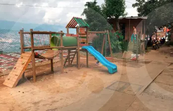En este parque del barrio Santa Inés, de Medellín, ocurrió la muerte de Matías Serna Ramírez, de 9 años, luego de consumir una extraña sustancia que encontró en una envoltura. FOTO: Laura Rosa Jiménez