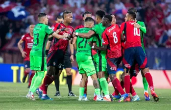 Brayan León fue expulsado en los últimos minutos del Clásico del domingo por encontrón con Jorman Campuzano. FOTO Juan Antonio Sánchez