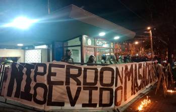 La velatón fue convocada a las afuera del CAI La Gaitana en Suba. FOTO: Tomada de X @RichieboyPrieto