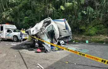 Así quedó uno de los vehículos involucrados en la colisión en la vía entre Caucasia y Tarazá. FOTO: Cortesía Policía Carreteras
