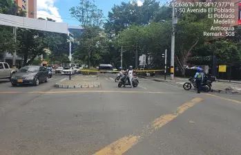 Las autoridades cerraron la avenida El Poblado, desde la calle 1, por cuenta de una amenaza de explosivo. Personal de antiexplosivos llegó al sitio para atender este hecho. FOTO: CORTESÍA