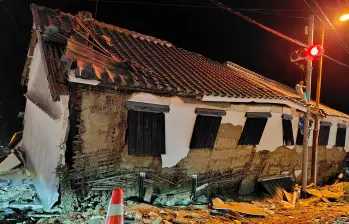 Los videos grabados por ciudadanos captaron el momento en que el terremoto de magnitud 7,1 sacudió el suroeste de Japón, dejando edificios colapsados, deslizamientos de tierra y miles de personas afectadas. FOTO: AFP