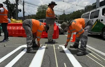 Personal de la Alcaldía de Medellín tuvo que señalizar los cierres de la vía Las Palmas, a la altura de Chuscalito, por un hundimiento que obliga su pronta intervención. FOTO: CORTESÍA ALCALDÍA DE MEDELLÍN