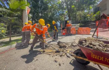 15 cuadrillas trabajan día y noche en diferentes comunas de la ciudad tapando huecos. FOTO: CORTESÍA ALCALDÍA
