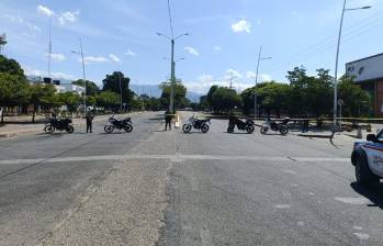 Las autoridades mantuvieron acordonada la zona en Aguachica, Cesar por un artefacto explosivo abandonado en la vía pública del municipio. FOTO: EJÉRCITO NACIONAL