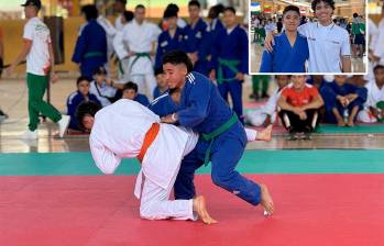 En el tatami y en plena competencia, Matías Castañeda Rendón (uniforme azul), forjando su primer oro departamental. En el recuadro aparece con su hermano José Miguel. FOTO CORTESÍA ANDRÉS ESTEBAN MARÍN, INDEPORTES ANTIOQUIA