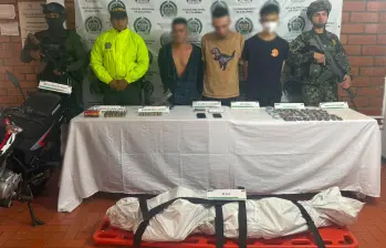 En la imagen, unos de los detenidos en el operativo de Salgar junto al cuerpo del presunto delincuente abatido. FOTO: Cortesía