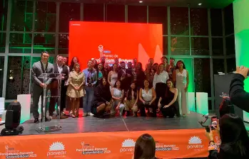 Los ganadores de la cuarta edición del Premio de Periodismo Porvenir a la Sostenibilidad con los jurados y directivos de Porvenir. Foto: Cortesía