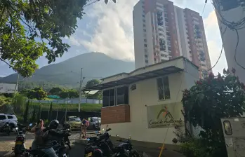 En el acceso a una de las torres de este edificio, en el barrio Villas del Sol, de Bello, ocurrió la muerte del estadounidense, de origen árabe, Sirajaldin Khalifa Abdul Qadr, de 64 años. FOTO: SANTIAGO OLIVARES TOBÓN