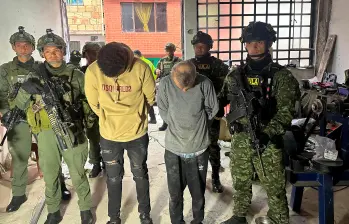 Estos son los dos capturados en durante el allanamiento al taller, en la localidad bogotana de Usme. FOTO: CORTESÍA MINDEFENSA.