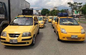 Entre los cambios propuestos está exigir a las plataformas mayor transparencia sobre el precio que pagan los usuarios y las comisiones que se descuentan a los taxistas. FOTO: EL COLOMBIANO