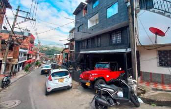 Dentro de esta vivienda, de tres pisos, ocurrió la balacera que dejó una persona muerta y dos más lesionadas, entre ellas un reconocido cantante vallenatero. El Jeep rojo que se ve en la imagen sería del dueño de la propiedad. FOTO: Mauricio Palacio