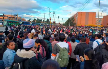 Decenas de ciudadanos se vieron afectados por la suspensión de servicios en el suroccidente de Bogotá. FOTO: Tomada de redes sociales