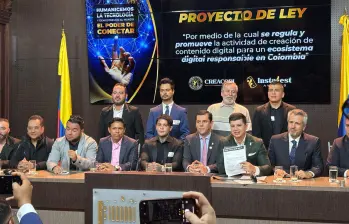 La presencia del influencer Cossio en el Congreso busca visibilizar el debate sobre la regulación del contenido digital en Colombia y generar mayor interés en la comunidad de influencers y en el público en general. FOTO cortesía