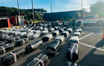 Los paquetes de marihuana que viajaban ocultos en el cargamento de cebolla, por una vía de Valle del Cauca. FOTO: CORTESÍA DE POLICÍA.