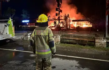 El incendio ocurrido esta madrugada del 20 de diciembre de 2025 en Llanogrande. FOTO: ALCALDÍA RIONEGRO
