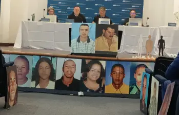 El magistrado Gustavo Salazar hizo el anuncio sobre el inicio de una nueva fase de búsqueda de desaparecidos en este lote de la comuna 13 (San Javier), de Medellín. FOTO: EL COLOMBIANO
