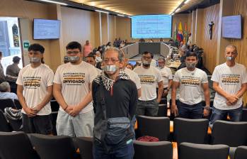 Los manifestantes llegaron a la sesion de la mañana de este lunes, en la que se estaba debatiendo la entrega de unos subsidios, para protestar por una denuncia originada por un supuesto insulto. FOTO: CORTESÍA