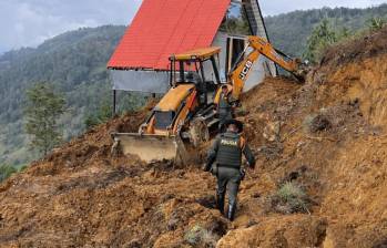 La decisión se dio en cumplimiento de una orden policial que obligaba a su propietario a demoler totalmente la edificación en el sector La Cervecería, en el corregimiento de Santa Elena. FOTO: Cortesía Alcaldía de Medellín