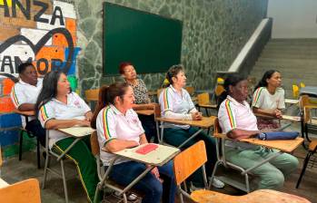 Las mujeres reciben apoyo económico para transporte y alimentación, así como ayuda con el cuidado de sus hijos. FOTO: ALCALDÍA