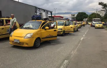 El Gobierno presentó un decreto que busca cambiar las reglas del servicio de taxi en Colombia. Foto: Laura Rosa Jiménez valencia