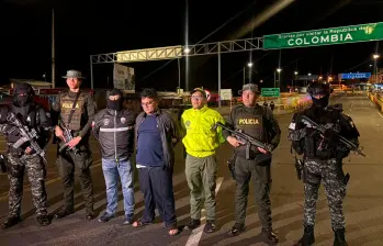 Alias “Saulo” fue entregado por la Policía de Ecuador a sus homólogos de Colombia, en el puente internacional de Rumichaca. FOTO: CORTESÍA DE POLICÍA.