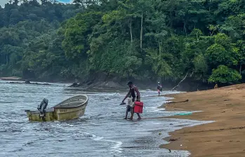 Pescadores de la playa Huina, en Bahía Solano, apoyan con sus lanchas las labores de búsqueda en el Pacífico colombiano. Foto: Cristina Rodriguez. 