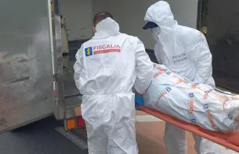 Los agentes del CTI de la Fiscalía realizaron la inspección al cuerpo sin vida de Sonia Omaira Silva Martínez, de 54 años, en la vereda Travesías, corregimiento de San Cristóbal. FOTO: MAURICIO PALACIO.